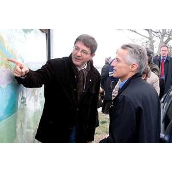 Riccardo Illy (Presidente Regione Friuli Venezia Giulia) con Enrico Gherghetta (Presidente della Provincia di Gorizia) all'innaugurazione a Grado la pista ciclabile Foce Isonzo. (Grado 16/11/06)