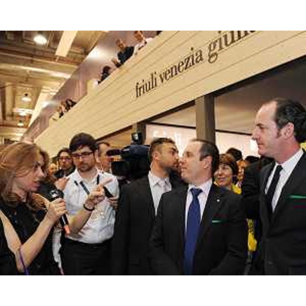 Claudio Violino (Assessore regionale Risorse agricole, naturali e forestali) e Luca Zaia (Presidente Veneto) davanti allo stand del Friuli Venezia Giulia alla 44a edizione di Vinitaly. (Verona 08/04/10)