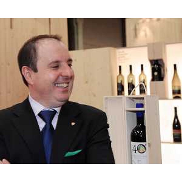 Claudio Violino (Assessore regionale Risorse agricole, naturali e forestali) accanto a una bottiglia di "Friulano", alla 44a edizione di Vinitaly. (Verona 08/04/10)