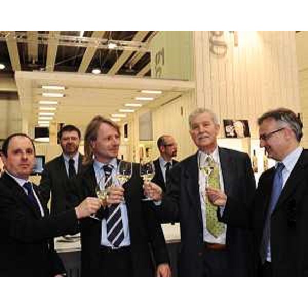 Claudio Violino (Assessore regionale Risorse agricole, naturali e forestali), due produttori di vini del Carso triestino e Walter Godina (Vicepresidente Provincia Trieste) alla 44a edizione di Vinitaly. (Verona 08/04/10)