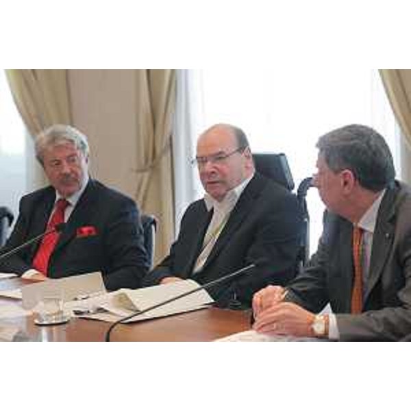 Vladimir Kosic (Assessore regionale Salute), tra Antonio Paoletti (Presidente CCIAA Trieste) e Fulvio Bronzi (Presidente Fiera Trieste), alla presentazione di "Domus Persona - La Salute nella Tua Casa", nella sede della Regione. (Trieste 08/04/10)