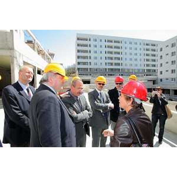 Luciano Pozzecco (Direttore Servizio Edilizia residenziale RAFVG), Elio De Anna (Assessore regionale Lavori pubblici), Roberto Della Torre (Direttore centrale Ambiente e Lavori pubblici RAFVG), Carlo Grilli (Assessore Servizi sociali Comune Trieste) e Perla Lusa (Presidente ATER Trieste) visitano il cantiere dell'Azienda Territoriale Edilizia Residenziale-ATER di via Cumano, vicino a piazzale De Gasperi a Trieste. (Trieste 08/04/10)