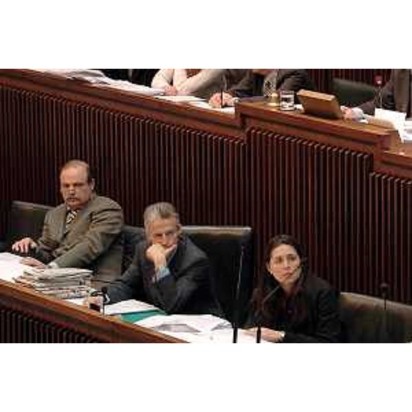 Riccardo Illy (Presidente Regione Friuli Venezia Giulia), Gianfranco Moretton (Vicepresidente e Assessore regionale all'ambiente, lavori pubblici e protezione civile) e Michela Del Piero (Assessore regionale alla programmazione e controllo, alle risorse economiche e finanziarie, al patrimonio e servizi generali e alle pari opportunità) in Aula del Consiglio Regionale (21/12/2004)