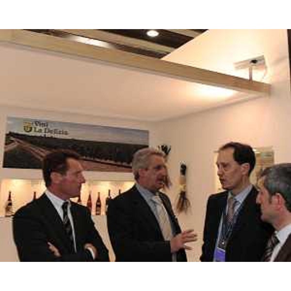 Luca Ciriani (Vicepresidente FVG e Assessore regionale Attività produttive) con espositori dei Vini La Delizia alla 44a edizione di Vinitaly. (Verona 08/04/10)