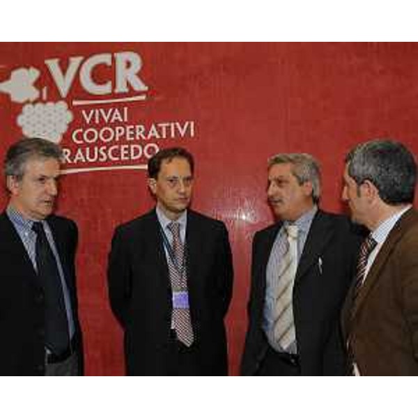 Luca Ciriani (Vicepresidente FVG e Assessore regionale Attività produttive) con espositori dei Vivai Cooperativi Rauscedo alla 44a edizione di Vinitaly. (Verona 08/04/10)