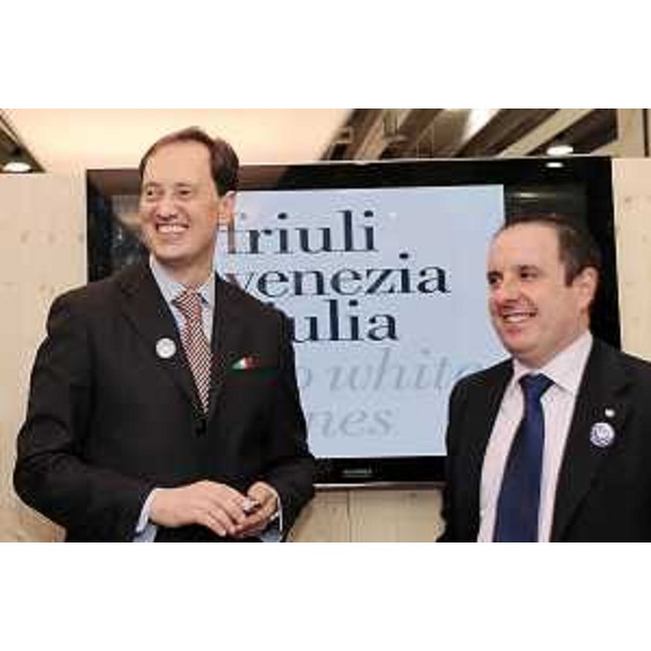Luca Ciriani (Vicepresidente FVG e Assessore regionale Attività produttive) e Claudio Violino (Assessore regionale Risorse agricole, naturali e forestali) all'inaugurazione dello stand del Friuli Venezia Giulia alla 44a edizione di Vinitaly. (Verona 08/04/10)