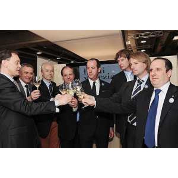 Luca Ciriani (Vicepresidente FVG e Assessore regionale Attività produttive), Luca Zaia (Ministro Politiche agricole) e Claudio Violino (Assessore regionale Risorse agricole, naturali e forestali) brindano all'accordo per la nuova DOC del Prosecco con i rappresentanti dei produttori del Carso, al Vinitaly. (Verona 08/04/10)