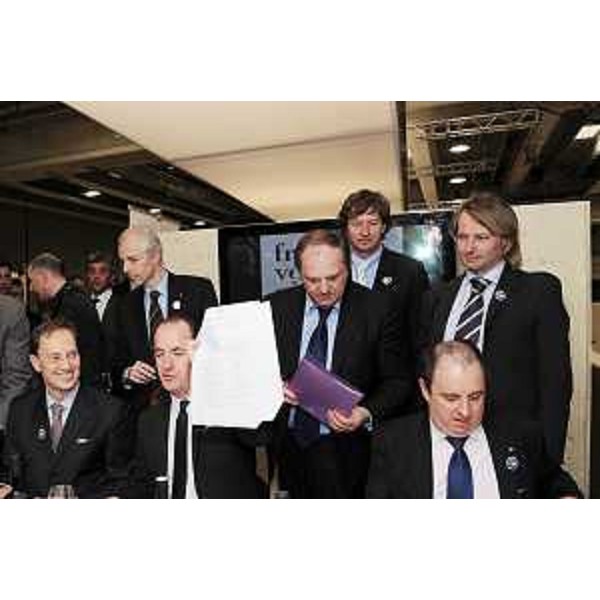 Luca Ciriani (Vicepresidente FVG e Assessore regionale Attività produttive), Luca Zaia (Ministro Politiche agricole) e Claudio Violino (Assessore regionale Risorse agricole, naturali e forestali) siglano l'accordo per la nuova DOC del Prosecco con i rappresentanti dei produttori del Carso, al Vinitaly. (Verona 08/04/10)