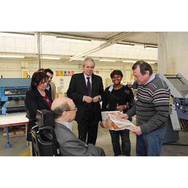 Vladimir Kosic (Assessore regionale Salute, Integrazione sociosanitaria e Politiche sociali) visita la cooperativa sociale Legotecnica. (Pasian di Prato 09/04/10)