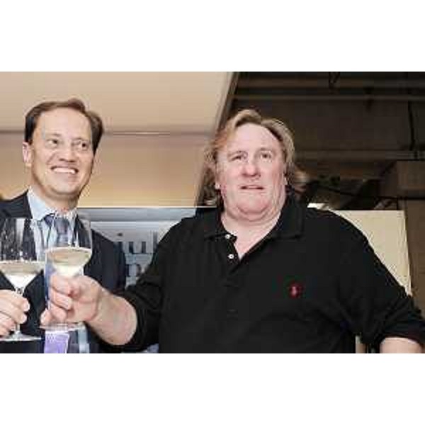 Luca Ciriani (Vicepresidente FVG e Assessore regionale Attività produttive) con Gerard Depardieu (Attore, enologo, gourmet) nello stand del Friuli Venezia Giulia alla 44a edizione di Vinitaly. (Verona 10/04/10)