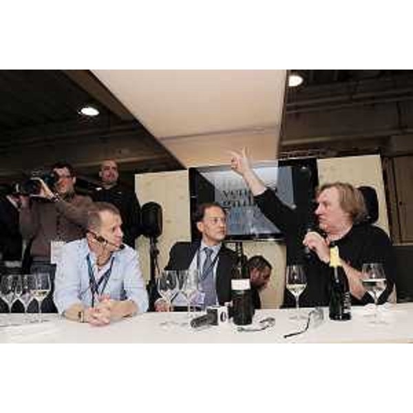 Fabrizio Nonis (Conduttore televisivo), Luca Ciriani (Vicepresidente FVG e Assessore regionale Attività produttive) e Gerard Depardieu (Attore, enologo, gourmet) nello stand del Friuli Venezia Giulia alla 44a edizione di Vinitaly. (Verona 10/04/10)