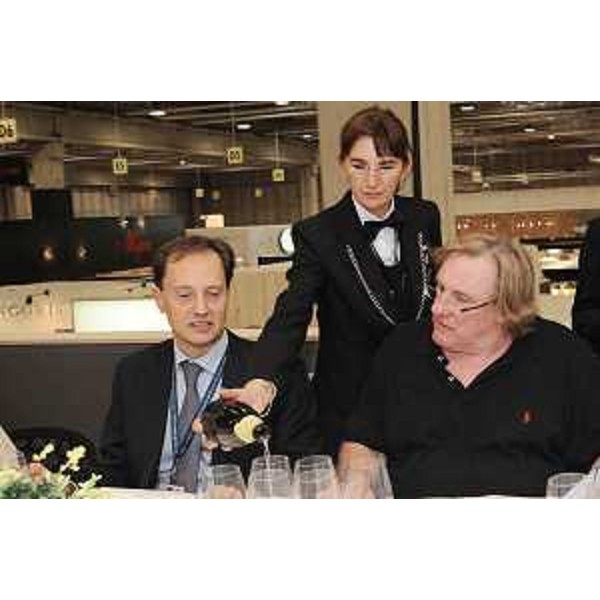 Luca Ciriani (Vicepresidente FVG e Assessore regionale Attività produttive), una sommelier e Gerard Depardieu (Attore, enologo, gourmet) nello stand del Friuli Venezia Giulia alla 44a edizione di Vinitaly. (Verona 10/04/10)