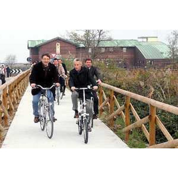Riccardo Illy (Presidente Regione Friuli Venezia Giulia) con Enrico Gherghetta (Presidente della Provincia di Gorizia), e Roberto Marin (Sindaco di Grado) all'innaugurazione a Grado la pista ciclabile Foce Isonzo. (Grado 16/11/06)