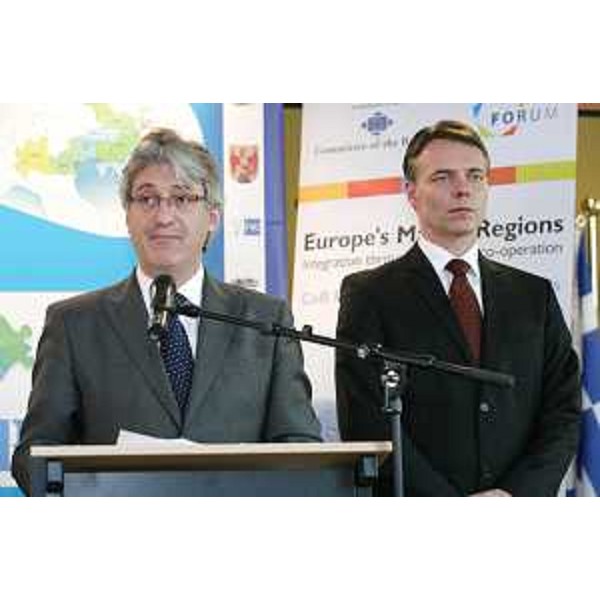 Renzo Tondo (Presidente Comunità di Lavoro Alpe Adria e Presidente Friuli Venezia Giulia) e Henryk Gjerkeš (Ministro sloveno Autonomie locali e Sviluppo regionale) all'inaugurazione della mostra "Alpe Adria Art", organizzata nella sede del Comitato delle Regioni. (Bruxelles 13/04/10)