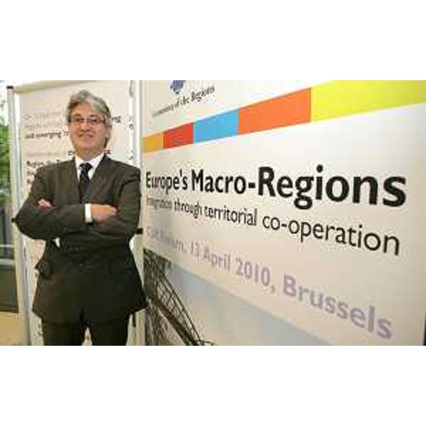 Renzo Tondo (Presidente Comunità di Lavoro Alpe Adria e Presidente Friuli Venezia Giulia) all'inaugurazione della mostra "Alpe Adria Art", organizzata nella sede del Comitato delle Regioni. (Bruxelles 13/04/10)