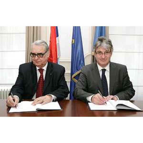 Rajko Kuzmanovic (Presidente Repubblica Srpska) e Renzo Tondo (Presidente Comunità di Lavoro Alpe Adria e Presidente Friuli Venezia Giulia) firmano il Protocollo tra Repubblica Srpska e Friuli Venezia Giulia. (Bruxelles 13/04/10)