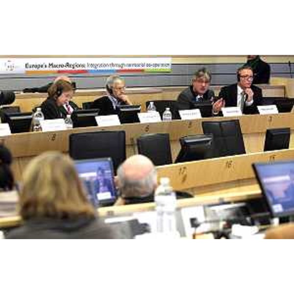 Renzo Tondo (Presidente Comunità di Lavoro Alpe Adria e Presidente Friuli Venezia Giulia) interviene al forum "Macroregioni: implicazioni per la coesione territoriale, la governance multi-livello e l'integrazione europea", organizzato dal Comitato delle Regioni. (Bruxelles 13/04/10)