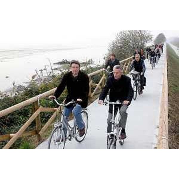 Riccardo Illy (Presidente Regione Friuli Venezia Giulia) con Enrico Gherghetta (Presidente della Provincia di Gorizia) all'innaugurazione a Grado la pista ciclabile Foce Isonzo. (Grado 16/11/06)