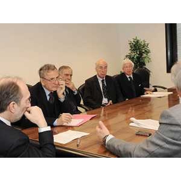Riccardo Riccardi (Assessore regionale Mobilità e Infrastrutture di Trasporto) incontra rappresentanti di società nautiche sul mantenimento delle rispettive concessioni demaniali marittime. (Trieste 14/04/10)