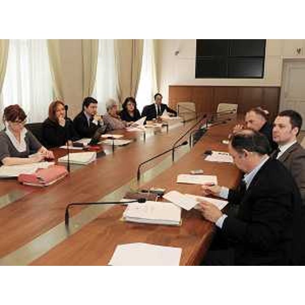 Alessia Rosolen (Assessore regionale Lavoro) con rappresentanti sindacali di lavoratori triestini di vari settori, nella sede della Regione. (Trieste 15/04/10)