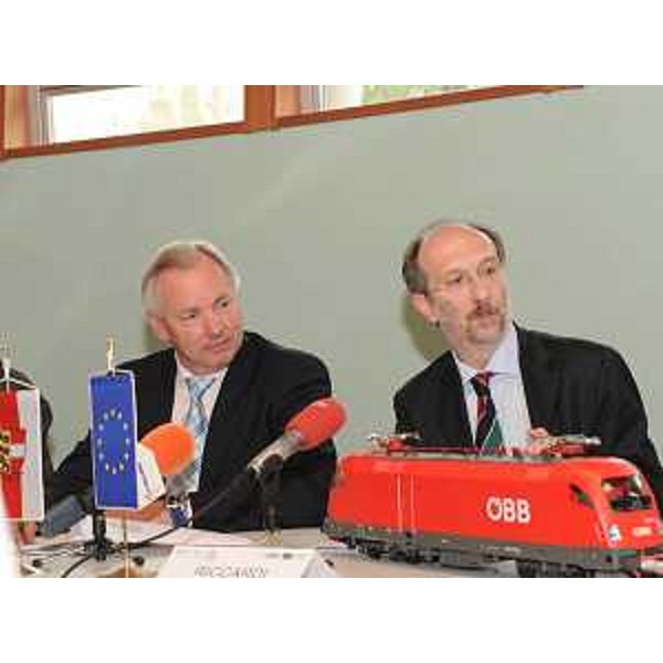 Gerhard Doerfler (Governatore Carinzia) e Riccardo Riccardi (Assessore regionale Viabilità e Trasporti) all'avvio ufficiale dello studio denominato Baltic-Adriatic Transport Cooperation (BATco). (Klagenfurt 16/04/10)