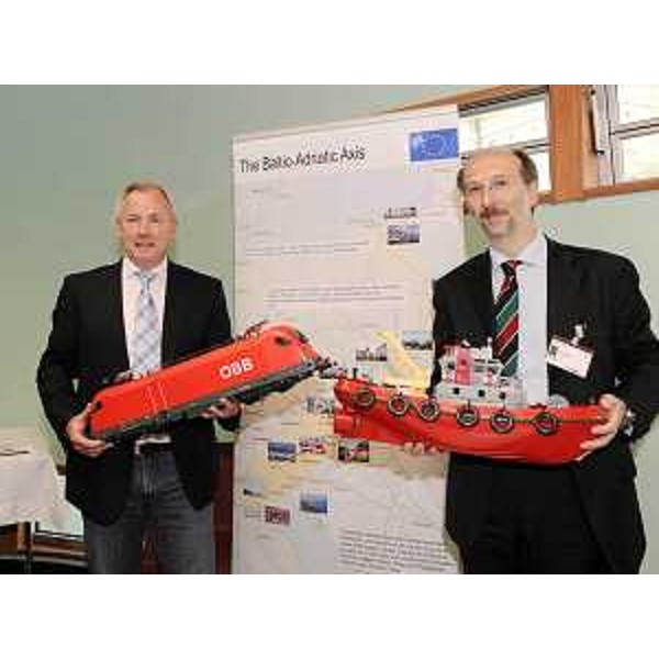 Gerhard Doerfler (Governatore Carinzia) e Riccardo Riccardi (Assessore regionale Viabilità e Trasporti) all'avvio ufficiale dello studio denominato Baltic-Adriatic Transport Cooperation (BATco). (Klagenfurt 16/04/10)