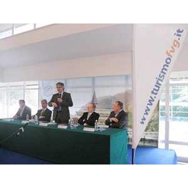 Luigi Cacitti (Consigliere regionale), Manlio Petris (Direttore generale Promotur), Renzo Tondo (Presidente Friuli Venezia Giulia), Claudio Noacco (Direttore sanitario Terme Arta) e Beppino Colle (Direttore generale ASS 3 Alto Friuli) alle Terme di Arta. (Arta Terme 17/04/10)