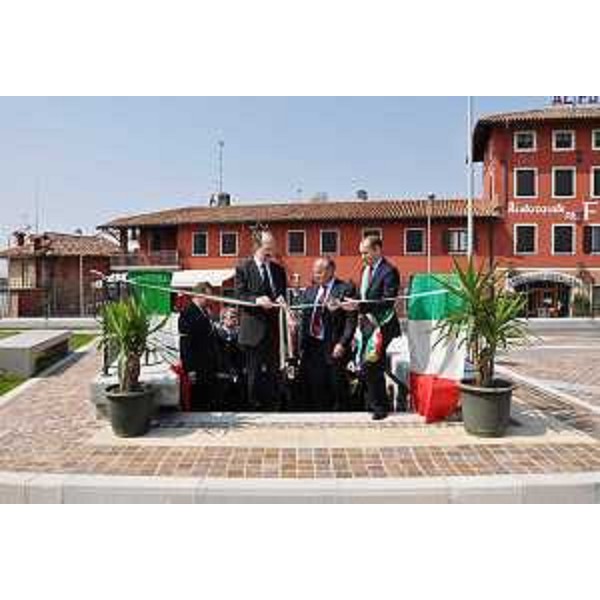 Riccardo Riccardi (Assessore regionale Viabilità, Trasporti e Protezione civile), Ferruccio Saro (Senatore) e Roberto Pirrò (Sindaco Moruzzo) all'inaugurazione della nuova piazza di Brazzacco. (Brazzacco, Frazione di Moruzzo, 10/04/10)