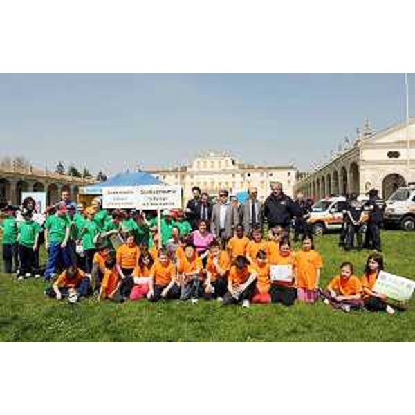 Riccardo Riccardi (Assessore regionale Protezione civile) con bambini delle scuole elementari di alcuni Comuni del Friuli Venezia Giulia che hanno partecipato alle "Olimpiadi di sicurezza", nell'ambito del "Safety on Tour" promosso dalla Protezione Civile carinziana. (Villa Manin 20/04/10)