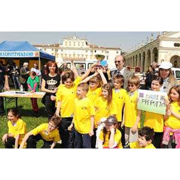 Riccardo Riccardi (Assessore regionale Protezione civile) con i bambini di Prepotto vincitori delle "Olimpiadi di sicurezza", nell'ambito del "Safety on Tour" promosso dalla Protezione Civile carinziana. (Villa Manin 20/04/10)