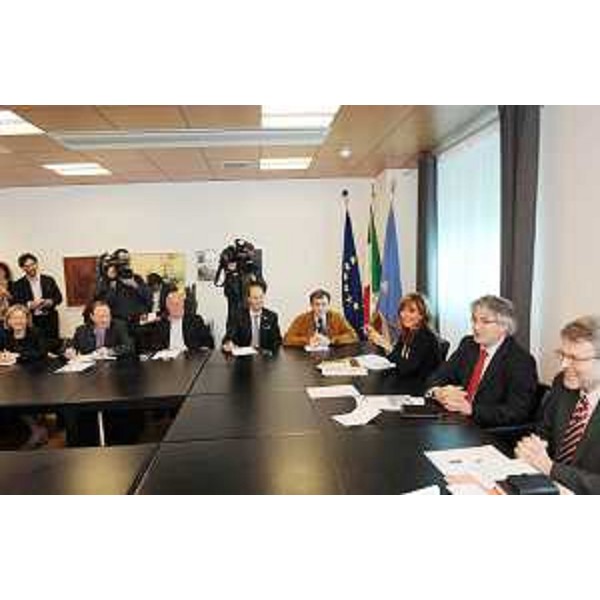 Renzo Tondo (Presidente Friuli Venezia Giulia) con rappresentanti delle Amministrazioni comunali e provinciali interessate dall'attraversamento dell'elettrodotto Redipuglia-Udine Ovest. (Udine 20/04/10)