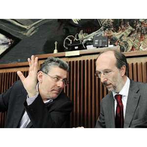 Alessandro Colautti (Presidente IV Commissione consiliare) e Riccardo Riccardi (Assessore regionale Viabilità e Trasporti) in Consiglio regionale per il bando di realizzazione del "Raccordo autostradale A23/A28 Cimpello-Sequals-Gemona del Friuli". (Trieste 21/04/10)
