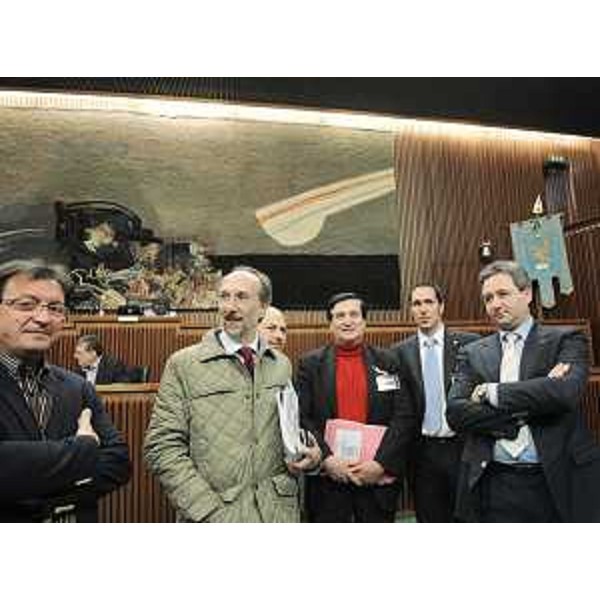 Riccardo Riccardi (Assessore regionale Viabilità e Trasporti) in Consiglio regionale con Amministratori dei Comuni interessati dal "Raccordo autostradale A23/A28 Cimpello-Sequals-Gemona del Friuli". (Trieste 21/04/10)
