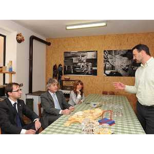 Igor Gabrovec (Consigliere regionale), Renzo Tondo (Presidente Friuli Venezia Giulia), Michela Gasparutti (Capo segreteria Tondo) e Dario Zidarich (Produttore lattiero caseario) nell'azienda Zidarich. (Prepotto di Aurisina 21/04/10)