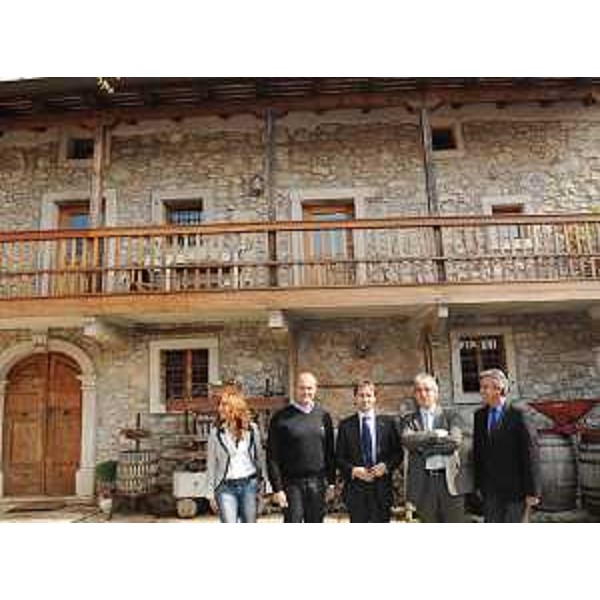 Michela Gasparutti (Capo segreteria Tondo), Beniamino Zidarich (Produttore vitivinicolo), Igor Gabrovec (Consigliere regionale), Renzo Tondo (Presidente Friuli Venezia Giulia) e Giorgio Ret (Sindaco Duino-Aurisina) nell'azienda Zidarich. (Prepotto di Aurisina 21/04/10)