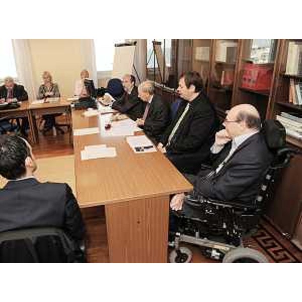 Riccardo Riccardi (Assessore regionale Viabilità e Trasporti) e Vladimir Kosic (Assessore regionale Salute e Protezione sociale) con Mario Brancati (Presidente Consulta FVG Associazione dei Disabili) al tavolo per l'adeguamento e il miglioramento del TPL a favore delle persone in difficoltà. (Trieste 22/04/10)
