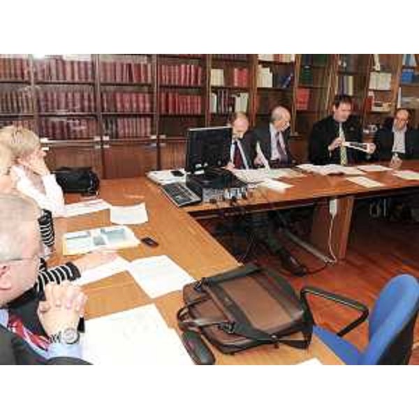 Riccardo Riccardi (Assessore regionale Viabilità e Trasporti) e Vladimir Kosic (Assessore regionale Salute e Protezione sociale) con Mario Brancati (Presidente Consulta FVG Associazione dei Disabili) al tavolo per l'adeguamento e il miglioramento del TPL a favore delle persone in difficoltà. (Trieste 22/04/10)