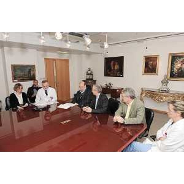 Vladimir Kosic (Assessore regionale salute) con lo staff del Centro regionale Trapianti, presso l'Azienda Ospedaliero-Universitaria di Udine. (Udine 22/04/10)