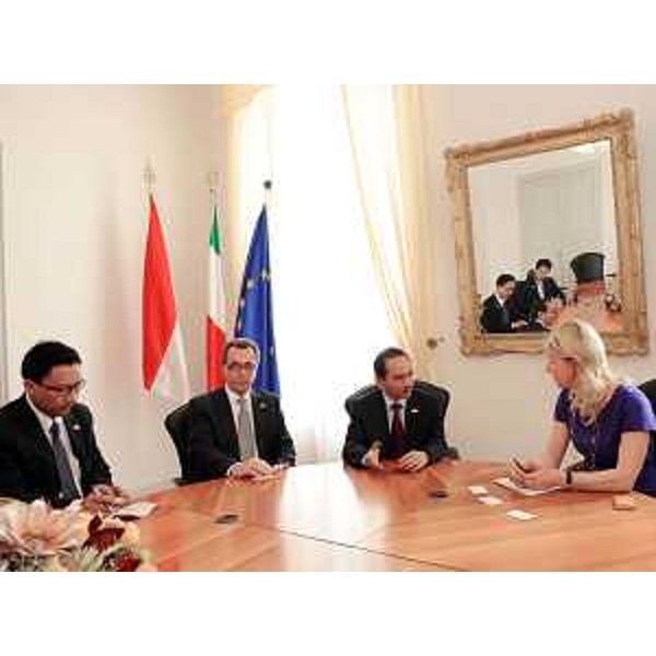 Federica Seganti (Assessore regionale Relazioni internazionali) con Mohamad Oemar (Ambasciatore Repubblica indonesiana in Italia) e Vincenzo Sandalj (Console onorario d'Indonesia e imprenditore giuliano) nella sede della Regione. (Trieste 23/04/10)