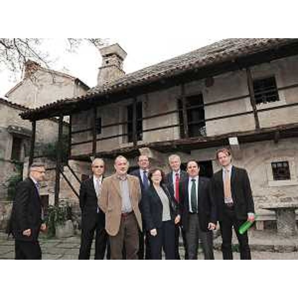 Claudio Violino (Assessore regionale Risorse agricole, naturali e forestali) con amministratori locali e produttori agricoli presso la Casa Carsica di Monrupino. (Trieste 23/04/10)