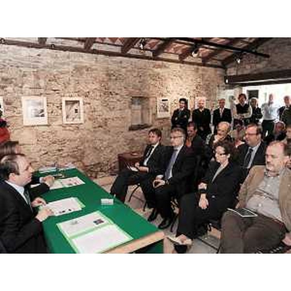 Claudio Violino (Assessore regionale Risorse agricole, naturali e forestali) nel corso dell'incontro sulle prospettive di sviluppo dell'agricoltura in provincia di Trieste, nella Casa Carsica di Monrupino. (Trieste 23/04/10)