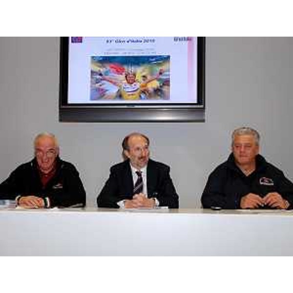 Enzo Cainero (Responsabile Comitato "93° Giro d'Italia-Tappa Zoncolan"), Riccardo Riccardi (Assessore regionale Protezione civile) e Guglielmo Berlasso (Direttore centrale Protezione civile FVG). (Udine 23/04/10)