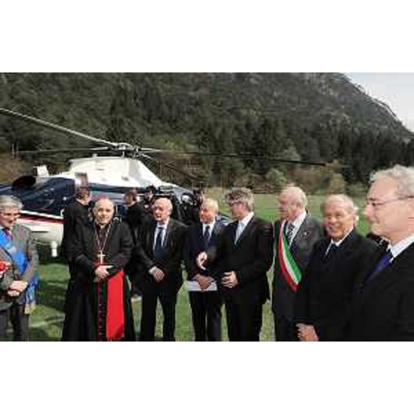 Renzo Tondo (Presidente Friuli Venezia Giulia) riceve Gianni Letta (Sottosegretario Presidenza Consiglio Ministri) in occasione dell'inaugurazione della mostra "Angeli - Volti dell'invisibile". (Illegio 24/04/10)