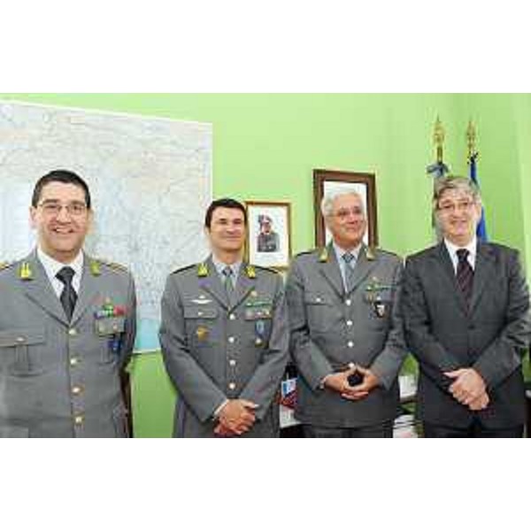Renzo Tondo (Presidente Friuli Venezia Giulia) incontra Pasquale Debidda (Comandante interregionale Italia Nord-Orientale Guardia di Finanza) con Gianluigi Miglioli (Comandante regionale FVG) e Guido Zelano (Comandante provinciale UD) nella sede del Comando provinciale della Guardia di Finanza. (Udine 26/04/10)