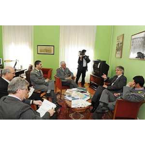 Renzo Tondo (Presidente Friuli Venezia Giulia) incontra Pasquale Debidda (Comandante interregionale Italia Nord-Orientale Guardia di Finanza) con Gianluigi Miglioli (Comandante regionale FVG) e Guido Zelano (Comandante provinciale UD) nella sede del Comando provinciale della Guardia di Finanza. (Udine 26/04/10)