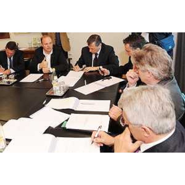 Tavolo di riunione della Commissione paritetica Stato-Regione. (Udine 26/04/10)