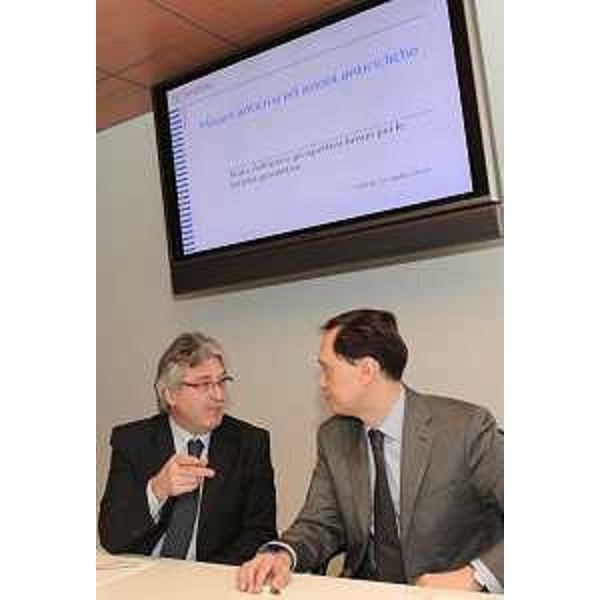 Renzo Tondo (Presidente Friuli Venezia Giulia) e Luca Ciriani (Vicepresidente FVG e Assessore regionale Attività produttive) nel corso dell'incontro sul tema "Stato dell'arte e prospettive future per le attività produttive in Friuli Venezia Giulia". (Udine 27/04/10)
