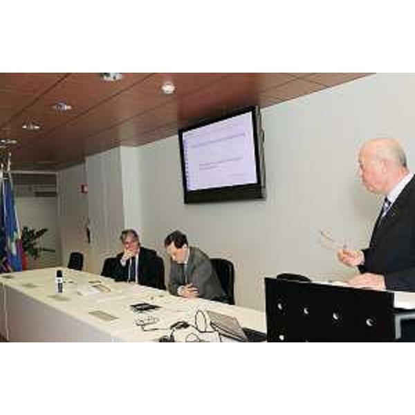 Renzo Tondo (Presidente Friuli Venezia Giulia) e Luca Ciriani (Vicepresidente FVG e Assessore regionale Attività produttive) durante l'intervento di Alessandro Calligaris (Presidente Confindustria FVG) nel corso dell'incontro sul tema "Stato dell'arte e prospettive future per le attività produttive in Friuli Venezia Giulia". (Udine 27/04/10)