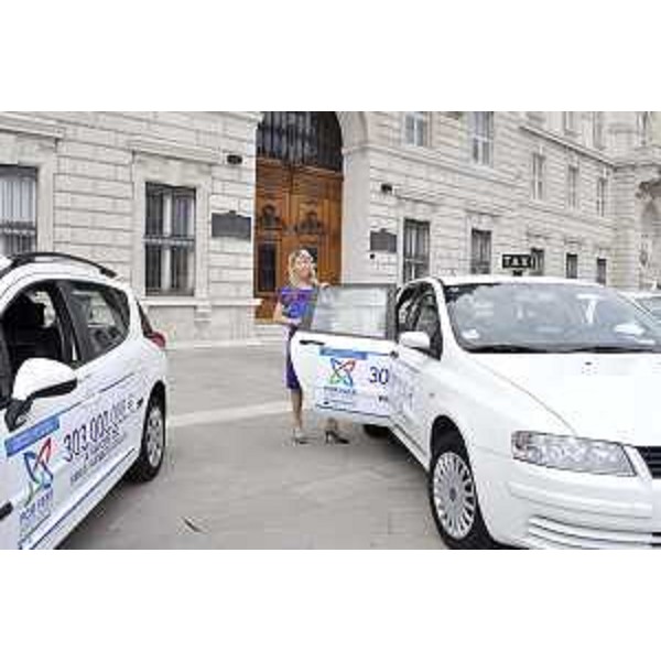 Federica Seganti (Assessore regionale Reazioni internazionali e comunitarie) accanto ai taxi con la campagna di comunicazione del Piano operativo regionale del Fondo europeo di sviluppo regionale (Por Fesr) 2007-2013, di fronte alla sede della Regione in piazza Unità a Trieste. (Trieste 27/04/10)