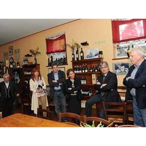 Renzo Tondo (Presidente Friuli Venezia Giulia), con Roberto Marin (Consigliere regionale), visita l'Enoteca di Cormons e incontra alcuni produttori vitivinicoli del Collio. (Cormons 27/04/10)